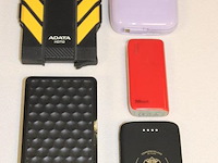 5x elektronische accessoires, waaronder adata hd710 externe harde schijf, trust 21226 powerbank (4400 mah), norauto lithium jump starter (29.97wh), werking niet gekend - afbeelding 1 van  3