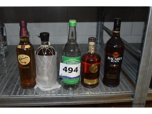 5x fles rum, matusalem clásico 70cl, rhum j.m v.o. 70cl, rhum charrette blanc 1l, bacardi gran reserva 10 jaar 70cl, bacardi black 1l - afbeelding 1 van  3
