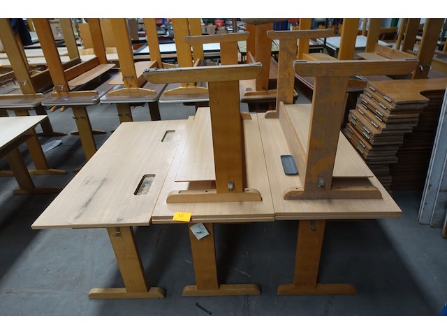5x houten lessenaar + 10x diverse houten kinderstoelen - afbeelding 1 van  3