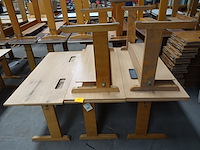 5x houten lessenaar + 10x diverse houten kinderstoelen - afbeelding 1 van  3