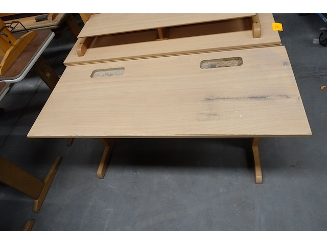 5x houten lessenaar + 10x diverse houten kinderstoelen - afbeelding 2 van  3