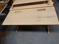 5x houten lessenaar + 10x diverse houten kinderstoelen - afbeelding 2 van  3