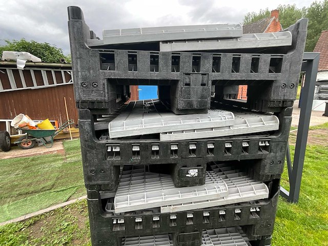 5x industriële kunststof stapelpallets met kunststof geleiderails - afbeelding 2 van  4