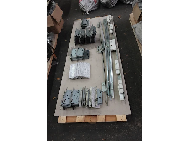 5x pallet deurbeslag & rubbers - afbeelding 5 van  31