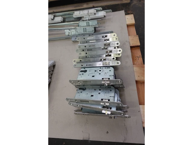 5x pallet deurbeslag & rubbers - afbeelding 6 van  31