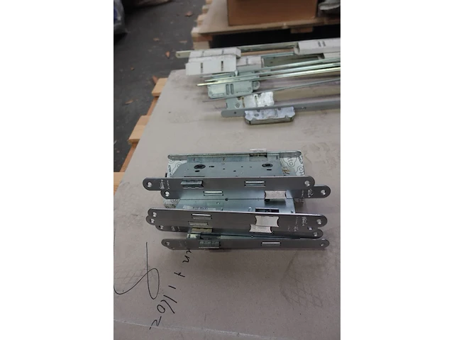 5x pallet deurbeslag & rubbers - afbeelding 13 van  31