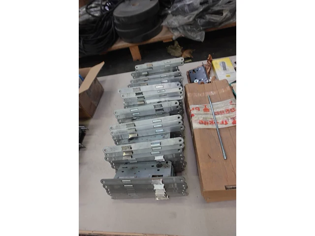 5x pallet deurbeslag & rubbers - afbeelding 20 van  31