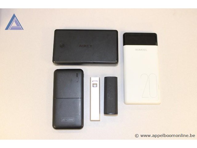 5x power bank, waaronder aukey 30000mah, re-load 10000mah, romoss 20000mah, 1x 2600mah, werking niet gekend - afbeelding 1 van  6
