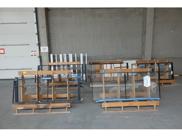 5x stalen deur op 5x houten glasbok - afbeelding 1 van  7