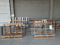 5x stalen deur op 5x houten glasbok