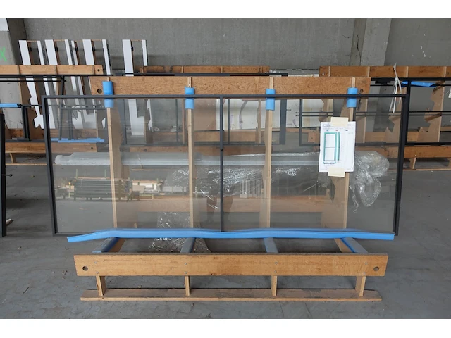 5x stalen deur op 5x houten glasbok - afbeelding 2 van  7