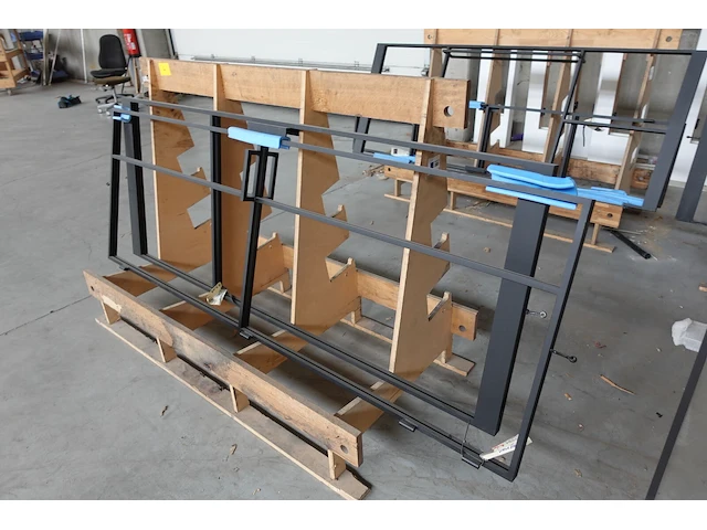 5x stalen deur op 5x houten glasbok - afbeelding 4 van  7
