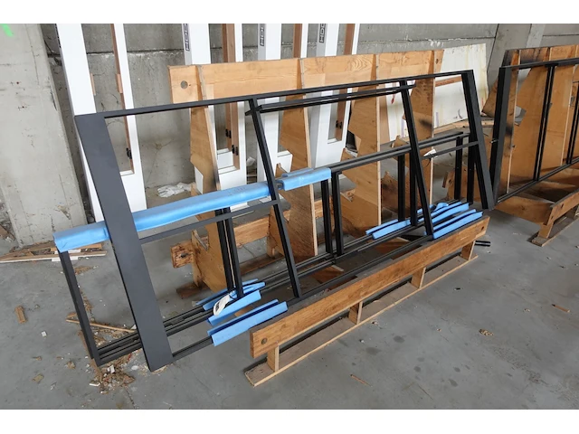 5x stalen deur op 5x houten glasbok - afbeelding 5 van  7