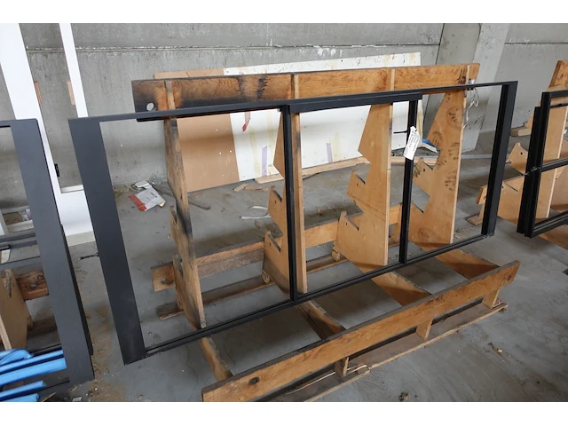 5x stalen deur op 5x houten glasbok - afbeelding 6 van  7