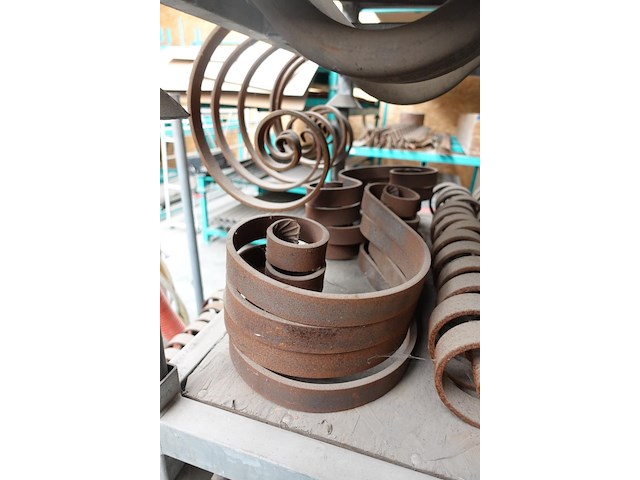 5x stapelbare galva houder + inhoud smeedwerk - afbeelding 7 van  10