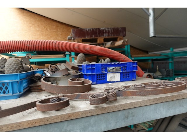 5x stapelbare galva houder + inhoud smeedwerk - afbeelding 10 van  10