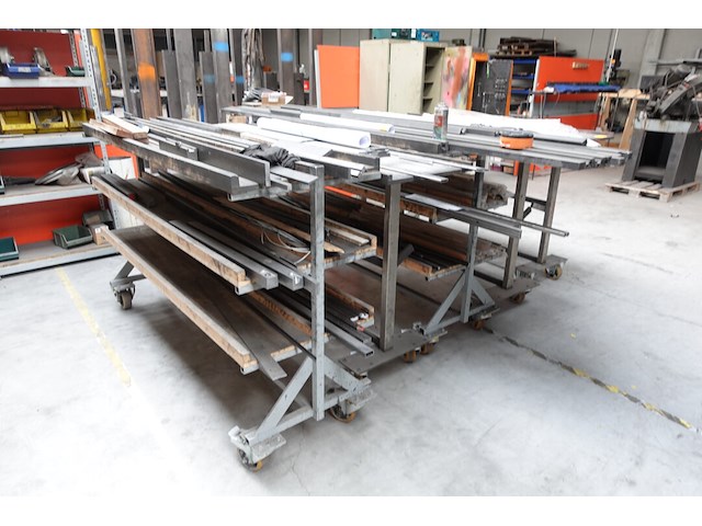 5x verrijdbare metalen kar + inhoud - afbeelding 3 van  12