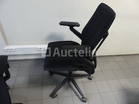 6 bureaustoelen en 2 kapstokjes