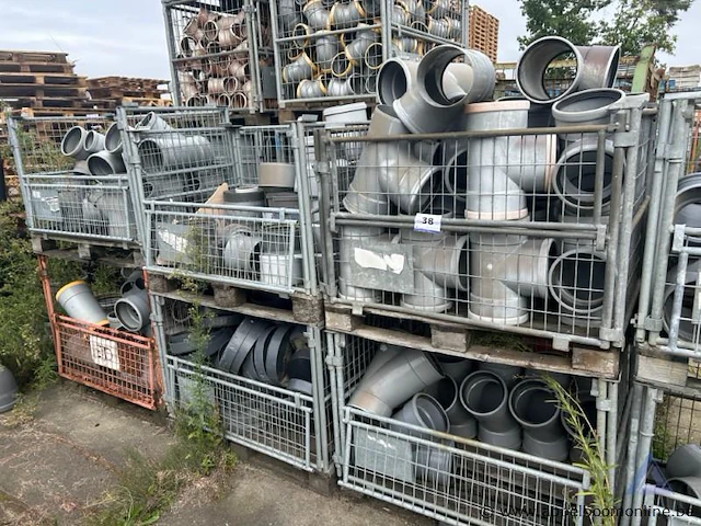 6 draadstalen kooien inhoudend pvc koppelstukken - afbeelding 1 van  4