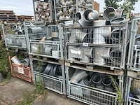 6 draadstalen kooien inhoudend pvc koppelstukken