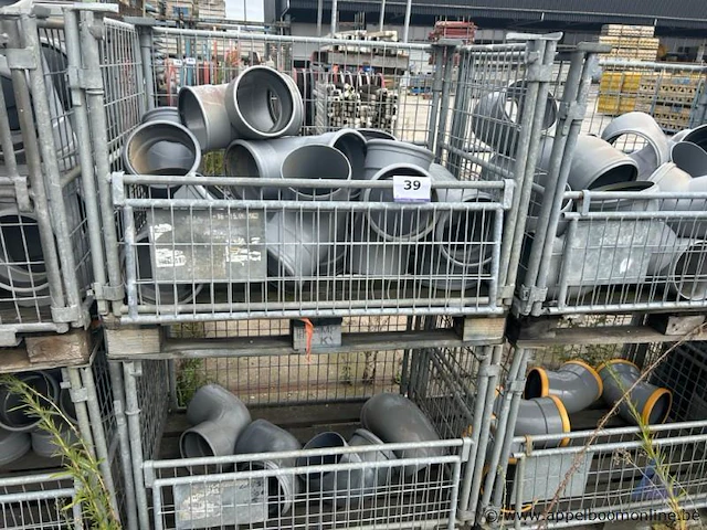 6 draadstalen kooien inhoudend pvc koppelstukken - afbeelding 2 van  5