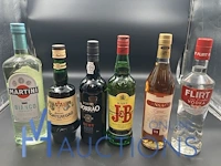 6 flessen diverse geestrijke dranken
