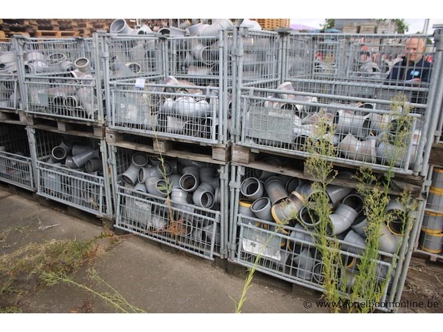 6 gitterboxen inhoudend diverse pvc koppelstukken - afbeelding 1 van  4