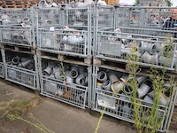 6 gitterboxen inhoudend diverse pvc koppelstukken - afbeelding 1 van  4