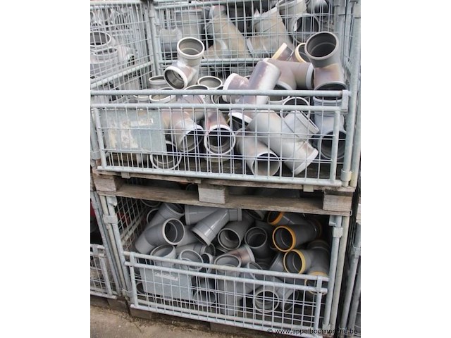 6 gitterboxen inhoudend diverse pvc koppelstukken - afbeelding 2 van  4