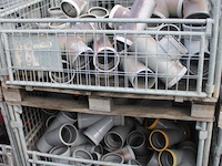 6 gitterboxen inhoudend diverse pvc koppelstukken - afbeelding 2 van  4