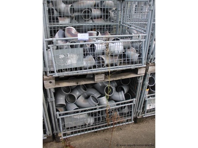 6 gitterboxen inhoudend diverse pvc koppelstukken - afbeelding 3 van  4