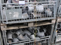 6 gitterboxen inhoudend diverse pvc koppelstukken - afbeelding 3 van  4