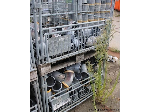 6 gitterboxen inhoudend diverse pvc koppelstukken - afbeelding 4 van  4