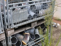 6 gitterboxen inhoudend diverse pvc koppelstukken - afbeelding 4 van  4