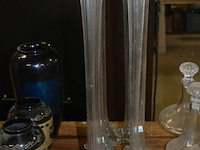 6 glazen vaasjes met lange steel en trompetvormige openig - afbeelding 1 van  3