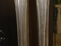 6 glazen vaasjes met lange steel en trompetvormige openig - afbeelding 3 van  3