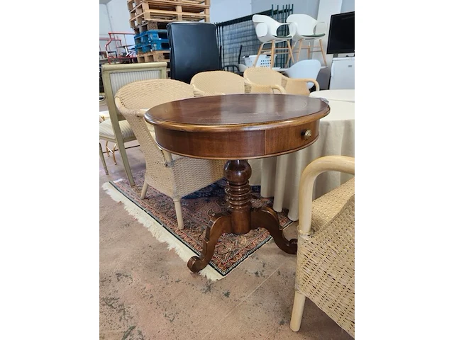 6 imitatie rotan zetels, 2 ronde houten bijzettafels met tafelkleed, 1 ronde donkerhouten bijzettafel met 1 lade op centrale voet - afbeelding 2 van  10
