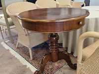 6 imitatie rotan zetels, 2 ronde houten bijzettafels met tafelkleed, 1 ronde donkerhouten bijzettafel met 1 lade op centrale voet - afbeelding 2 van  10