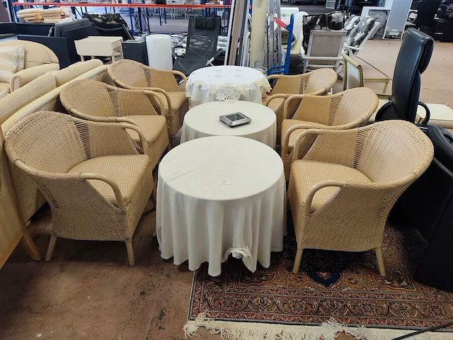 6 imitatie rotan zetels, 2 ronde houten bijzettafels met tafelkleed, 1 ronde donkerhouten bijzettafel met 1 lade op centrale voet - afbeelding 1 van  10