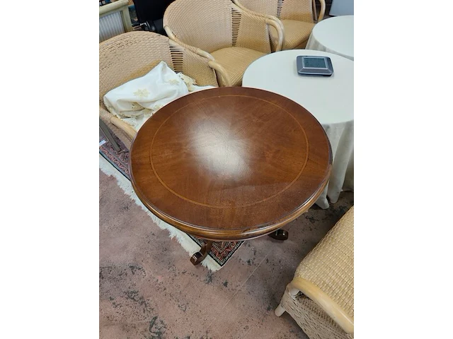 6 imitatie rotan zetels, 2 ronde houten bijzettafels met tafelkleed, 1 ronde donkerhouten bijzettafel met 1 lade op centrale voet - afbeelding 3 van  10