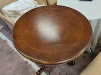 6 imitatie rotan zetels, 2 ronde houten bijzettafels met tafelkleed, 1 ronde donkerhouten bijzettafel met 1 lade op centrale voet - afbeelding 3 van  10