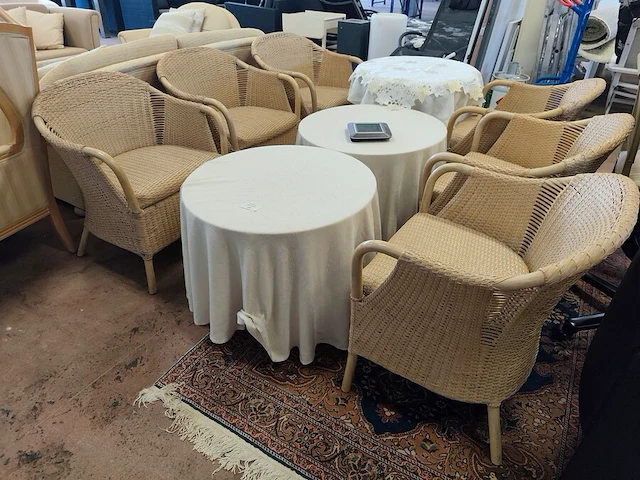 6 imitatie rotan zetels, 2 ronde houten bijzettafels met tafelkleed, 1 ronde donkerhouten bijzettafel met 1 lade op centrale voet - afbeelding 4 van  10