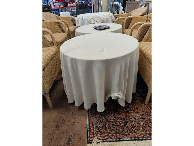 6 imitatie rotan zetels, 2 ronde houten bijzettafels met tafelkleed, 1 ronde donkerhouten bijzettafel met 1 lade op centrale voet - afbeelding 5 van  10