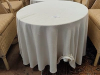 6 imitatie rotan zetels, 2 ronde houten bijzettafels met tafelkleed, 1 ronde donkerhouten bijzettafel met 1 lade op centrale voet - afbeelding 5 van  10