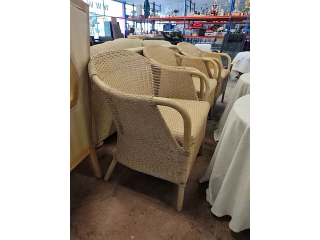 6 imitatie rotan zetels, 2 ronde houten bijzettafels met tafelkleed, 1 ronde donkerhouten bijzettafel met 1 lade op centrale voet - afbeelding 6 van  10