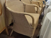 6 imitatie rotan zetels, 2 ronde houten bijzettafels met tafelkleed, 1 ronde donkerhouten bijzettafel met 1 lade op centrale voet - afbeelding 6 van  10
