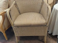 6 imitatie rotan zetels, 2 ronde houten bijzettafels met tafelkleed, 1 ronde donkerhouten bijzettafel met 1 lade op centrale voet - afbeelding 7 van  10
