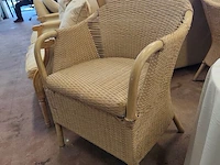 6 imitatie rotan zetels, 2 ronde houten bijzettafels met tafelkleed, 1 ronde donkerhouten bijzettafel met 1 lade op centrale voet - afbeelding 8 van  10