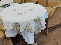 6 imitatie rotan zetels, 2 ronde houten bijzettafels met tafelkleed, 1 ronde donkerhouten bijzettafel met 1 lade op centrale voet - afbeelding 9 van  10