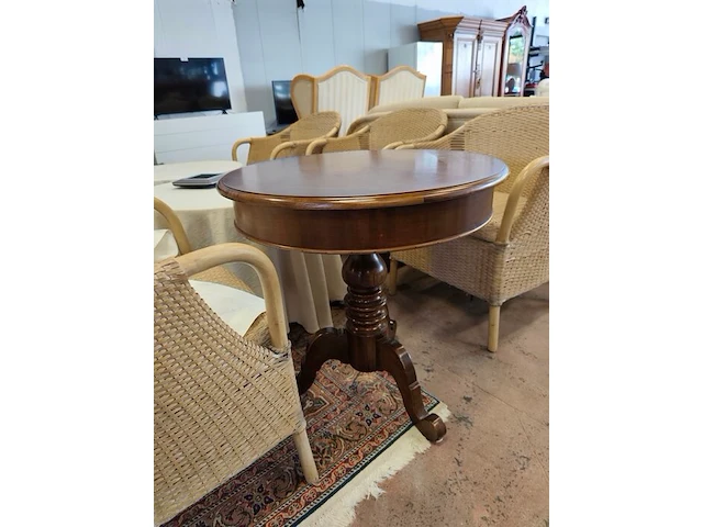 6 imitatie rotan zetels, 2 ronde houten bijzettafels met tafelkleed, 1 ronde donkerhouten bijzettafel met 1 lade op centrale voet - afbeelding 10 van  10